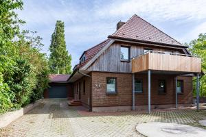 a brick house with a gambrel roof at Boddenräuber 3 in Ahrenshoop