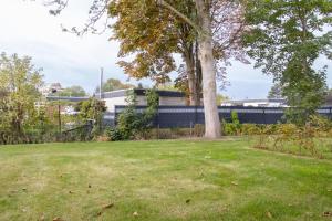 a yard with a tree and a fence at Schöne Tiet - Küste33 26 in Tossens
