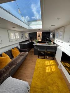 a living room with a couch and a kitchen at Unique 2 Bed Waterside Retreat Pet Friendly in Upton upon Severn
