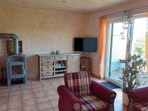 a living room with a fireplace and a tv at Ferienhof Oldach in Bacharach