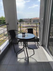 Ein Tisch und Stühle auf einem Balkon mit Aussicht in der Unterkunft Studio Ariadne in Thérmi