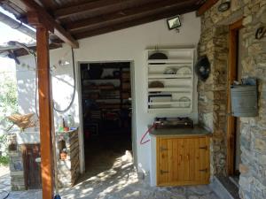 een keuken met een deur naar een kamer bij Traditional Stonehouse in Potistika