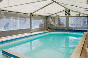 a swimming pool in a marquee with a large swimming pool at Hotel Temu in Villa Carlos Paz