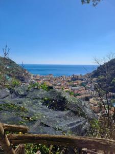a view of the city from the mountain at Il nido dei nonni in Maiori