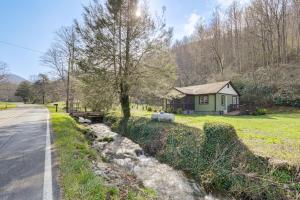 a small house on the side of a road at Quaint Mountain Charm! Robbinsville Hideaway in Robbinsville