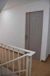 a staircase leading to a door in a room at alone happy 3 in Ban Khlong Thewa