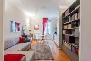 a living room with a couch and a book shelf at BM7-Design&Style in Milan