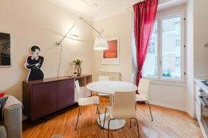 a living room with a dining room table and a table at BM7-Design&Style in Milan