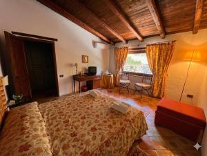 ein Schlafzimmer mit Bett, Schreibtisch und Fenster in der Unterkunft Crapa Licca in Ventimiglia di Sicilia + 97 Fotos