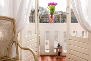 wazon z kwiatami stojący na parapecie w obiekcie Hotel Corel w Scheveningen