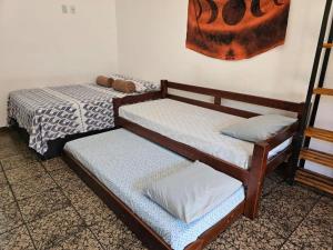 a room with two bunk beds and a wall at Suíte Rodoviária no centro de Arraial in Arraial do Cabo