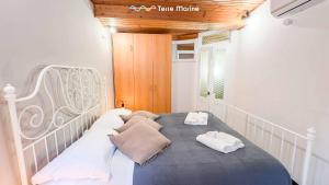 a bedroom with a bed with two towels on it at La Grotta in Vernazza