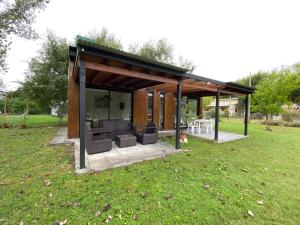 a small pavilion in a grassy field at Laguna y Tierra in Chascomús