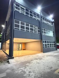 a large blue building with a wooden floor at night at Villa Catarina in Guarulhos
