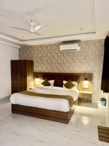 a bedroom with a large bed and two lamps at Shri Prem Sharnam - By The Aureo Hotels in Vrindāvan +22 photos
