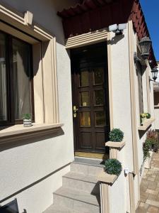 a door of a house with two potted plants at Appartement in Oberschaeffolsheim