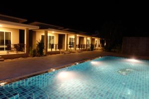 Bazén v ubytování The Oasis Khaolak Resort - SHA Plus nebo v jeho okolí