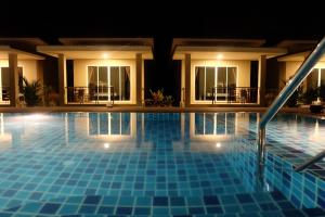 Bazén v ubytování The Oasis Khaolak Resort - SHA Plus nebo v jeho okolí