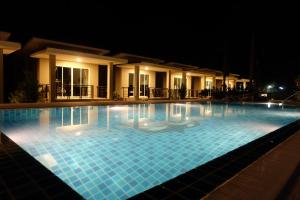 Bazén v ubytování The Oasis Khaolak Resort - SHA Plus nebo v jeho okolí