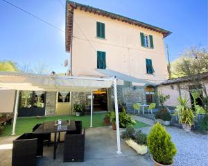 a house with a patio with a table and chairs at Locanda Prato d'Era in Volterra