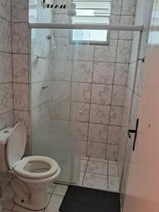 a bathroom with a toilet and a shower at Apto inteiro 2 quartos Elvamar in Governador Valadares