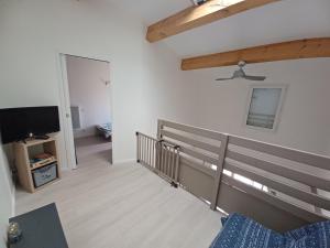 a living room with a couch and a flat screen tv at maison 100 m de la plage à pieds in Portiragnes