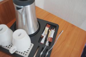 a counter top with a coffee maker and a blender at Hotel Zum Wikinger in Dornum