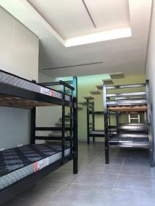a room with three bunk beds in a room at Onde o verão nunca termina! in Peruíbe +18 photos