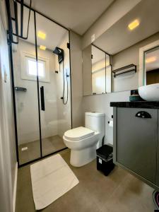 a bathroom with a toilet and a shower and a sink at 1106 - Vila Germânica in Blumenau +29 photos