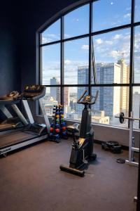 a gym with a view of a city from a window at Swan Caxias do Sul in Caxias do Sul