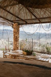 a picnic table with a view of the desert at Cuevas El Atochal Orígenes in Gor