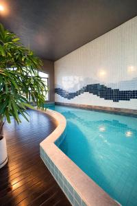 a large swimming pool in a room with at Swan Caxias do Sul in Caxias do Sul