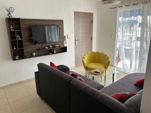 ein Wohnzimmer mit Sofa und Fernseher in der Unterkunft La marquesa in Los Paredones