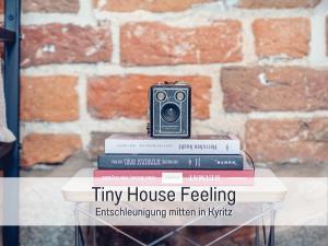 a camera sitting on top of a pile of books at Molly Moll - Mini Ferienhaus in Kyritz, einer charmanten Stadt im Herzen von Brandenburg in Kyritz