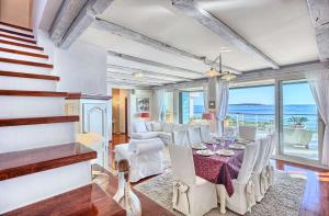 a dining room with a table and white chairs at Villa Tempera in Vis