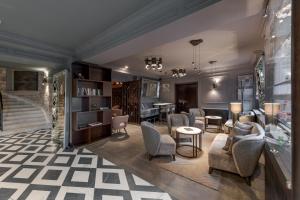 ein Wohnzimmer mit Stühlen und einem Tisch in der Unterkunft Bastion Heritage Hotel in Zadar