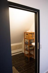 a room with a bathroom with a mirror and a sink at Alte Schreinerei in Steffeln