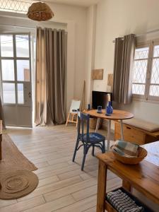 a living room with a table and a desk at The Happinesst بيت فرح in Anfah