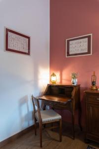 a room with a desk and a chair and a table at RoncoBèrtolo R&B in Loiano