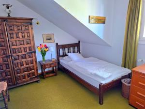 a small bedroom with a bed and a staircase at rest in a garden in Geneva