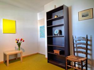a shelf in a room with a chair and a table at rest in a garden in Geneva