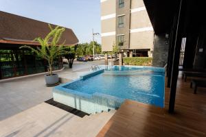 ein Schwimmbad vor einem Gebäude in der Unterkunft Ps Sriphu Hotel in Hat Yai