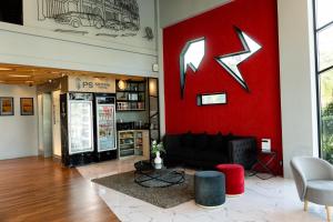 ein Wohnzimmer mit einer roten Wand, auf der ein Blitz zu sehen ist in der Unterkunft Ps Sriphu Hotel in Hat Yai
