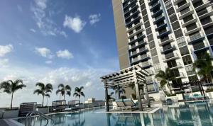 a swimming pool in front of a tall building at Bonito doral in Miami