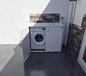 a washer and dryer in a small room at Casa Asprigna in Ficarazzi