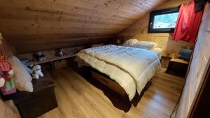 an overhead view of a bedroom in a log cabin at Snow in Lamoura