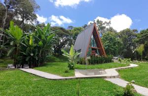 a house in the middle of a field of grass at Cabana Cavalheiros in São José dos Pinhais
