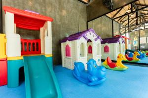 ein Spielzimmer mit vielen Spielzeugsets in der Unterkunft Ps Sriphu Hotel in Hat Yai