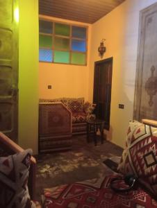a living room with a couch and a window at Esc 3 in Fez