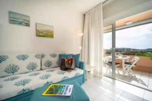 a living room with a couch and a table at Residence Scoglietto 50 in Punta Ala